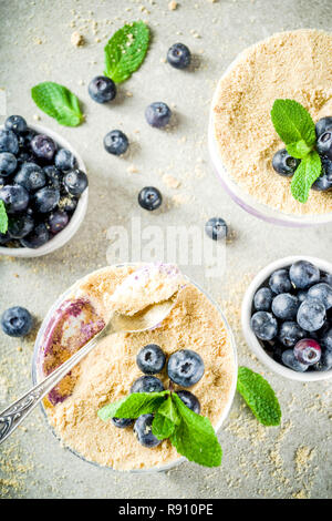 Dessert d'été doux, pas de bleuets gâteau au fromage au four à verre, inversé gris stone background copy space Banque D'Images