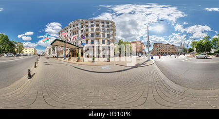 Vue panoramique à 360° de MINSK, BELARUS - Juillet 14, 2016 : Panorama de la façade extérieure d'un hôtel dans la vieille ville sur une journée ensoleillée. 360 entièrement sphériques de 180 degrés des pa