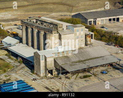 Vue aérienne du site de CEMEX à Barrington, UK qui est actuellement démolie pour faire place à un lotissement de maisons Redrow. Banque D'Images