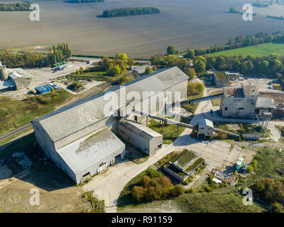 Vue aérienne du site de CEMEX à Barrington, UK qui est actuellement démolie pour faire place à un lotissement de maisons Redrow. Banque D'Images