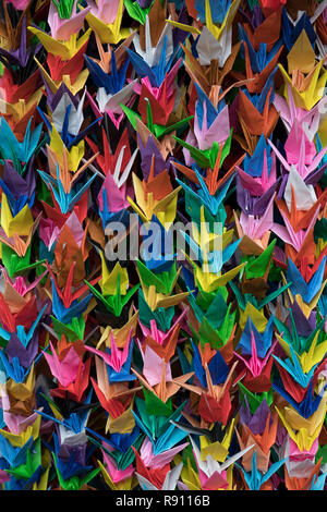 Bouquets de colorful Origami Papier oiseaux grue full frame close up Banque D'Images