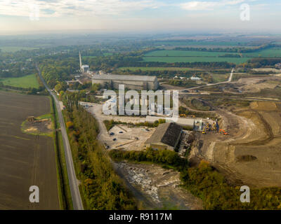 Vue aérienne du site de CEMEX à Barrington, UK qui est actuellement démolie pour faire place à un lotissement de maisons Redrow. Banque D'Images