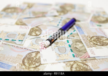 Stylo injecteur sur les billets d'argent polonais PLN 500 Banque D'Images