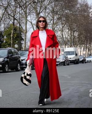 PARIS, France - 27 Février 2018 : Loulou de saison dans la rue au cours de la Fashion Week de Paris. Banque D'Images