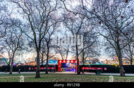 Winter Wonderland de Hyde Park à Londres nuit UK Banque D'Images