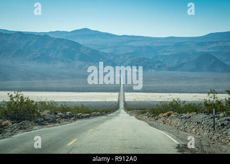 Vue depuis la route sans fin grâce à Death Valley National Park (California State Route 190), avec une vue sur les montagnes de la Sierra Nevada dans le backgrou Banque D'Images