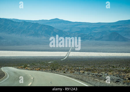 Vue depuis la route sans fin grâce à Death Valley National Park (California State Route 190), avec une vue sur les montagnes de la Sierra Nevada dans le backgrou Banque D'Images