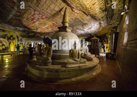 Stupa et des statues à l'intérieur de Dambulla Cave Temple, Sri Lanka Banque D'Images