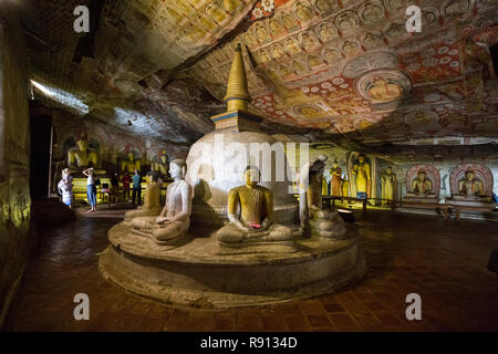 Stupa et des statues à l'intérieur de Dambulla Cave Temple, Sri Lanka Banque D'Images