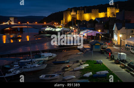 Château de Conwy et le quai, sur la rivière Conwy, au nord du Pays de Galles, avec le quai au premier plan. Image prise en octobre 2018. Banque D'Images