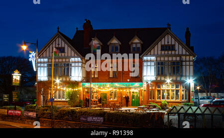 L'ancienne Station Hotel, Llandudno Junction, Conwy, au nord du Pays de Galles, au crépuscule. Image prise en décembre 2018 Banque D'Images