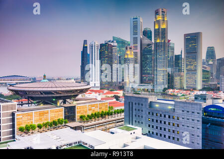 Le centre-ville de Singapour avec l'Édifice de la Cour suprême au crépuscule. Banque D'Images