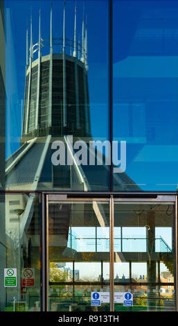 Un reflet de la Cathédrale Métropolitaine de Liverpool (catholique), dans un bâtiment de l'université près de Browlow Hill. Image prise en novembre 2018. Banque D'Images