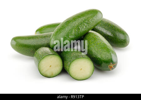 Les avocats frais sans pépins isolé sur fond blanc. Studio shot Banque D'Images