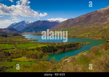 Belle vue panoramique sur le lac de Barrea dans les Abruzzes, en Italie Banque D'Images