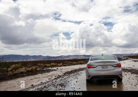 4 AOÛT 2018 - DEATH VALLEY, Californie : un flash inondation détruit la route à travers le parc national de Death, rendant difficile pour les conducteurs Banque D'Images