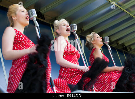 Femme des années 60, groupe Memphis Belles d'effectuer à la Journée des Forces armées SSAFA Leighton Buzzard Juin 2014 Banque D'Images