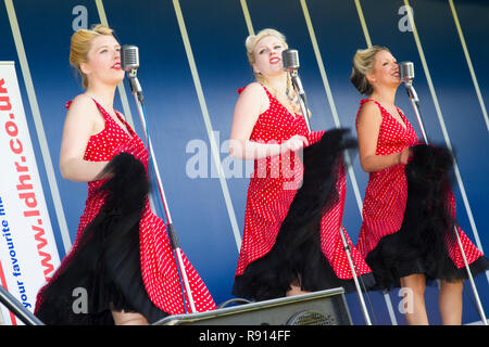 Femme des années 60, groupe Memphis Belles d'effectuer à la Journée des Forces armées SSAFA Leighton Buzzard Juin 2014 Banque D'Images