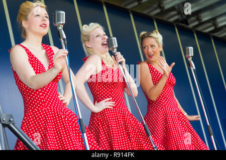 Femme des années 60, groupe Memphis Belles d'effectuer à la Journée des Forces armées SSAFA Leighton Buzzard Juin 2014 Banque D'Images