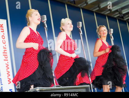 Femme des années 60, groupe Memphis Belles d'effectuer à la Journée des Forces armées SSAFA Leighton Buzzard Juin 2014 Banque D'Images