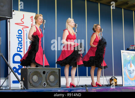 Femme des années 60, groupe Memphis Belles d'effectuer à la Journée des Forces armées SSAFA Leighton Buzzard Juin 2014 Banque D'Images