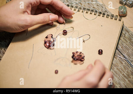 La création de l'artiste féminin Bijoux Close up Banque D'Images