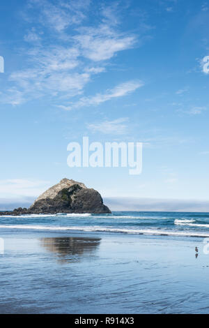 Les piles de la mer dans l'océan Pacifique près de Crescent City en Californie sur une journée ensoleillée Banque D'Images