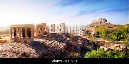 Fort Mehrangarh et vue sur la ville bleue de Jaswant Thada monument au ciel bleu à Jodhpur, Rajasthan, India Banque D'Images