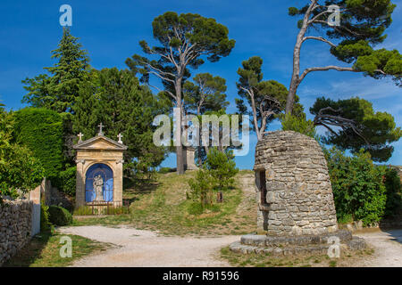 La fontaine de Castellas sur l'affût hill Belvédere au Calvaire, Bonnieux, Provence, Luberon, Vaucluse, France Banque D'Images