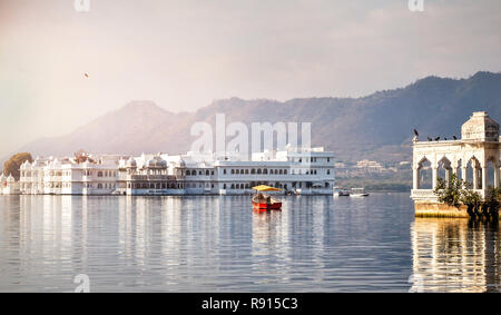 White Palace et bateau sur le lac Pichola à Udaipur, Rajasthan, Inde Banque D'Images