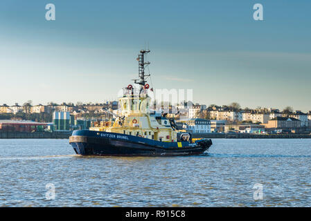 Voyage sur la Tamise. La lumière du soleil tôt le matin sur le remorqueur Svitzer Cecilia la vapeur en amont sur la Tamise. Banque D'Images