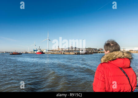 Un passager sur le Tilbury Gravesend traversée de la Tamise. Banque D'Images