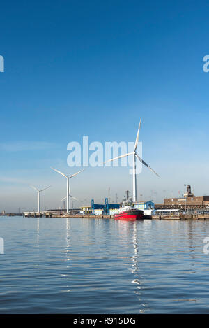 Éoliennes dans le port de Tilbury sur la Tamise. Banque D'Images