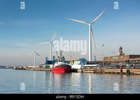 Éoliennes dans le port de Tilbury sur la Tamise. Banque D'Images