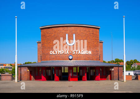 Berlin, Berlin - Allemagne / état 2018/07/31 : Façade de la station de métro de l'Olympia-Stadion près de l'origine historique du stade Olympiastadion Banque D'Images