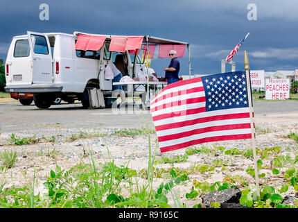 Drapeaux américains voler à Paul stand de fruits en bordure de l'Verzwyvelt, 12 juin 2018, à Pass Christian, Mississippi. Banque D'Images