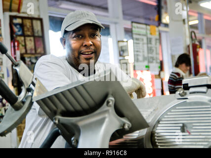 Le trancheur de bacon Frank Moore regarde les clients déposer dans le Williams Brothers General Store, le 11 décembre 2011, à Philadelphie, Mississippi. Banque D'Images