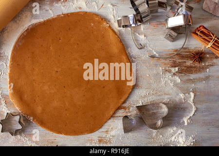 Pâte d'épices sur la table avec des formes cookies Banque D'Images