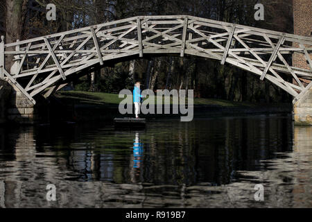 Un punt chauffeur fait son chemin sous le pont mathématique au Queens College le long de la rivière Cam à Cambridge. Banque D'Images