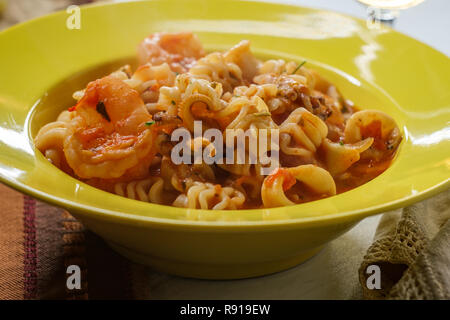 Radiatori italienne pâtes aux crevettes et calamars en sauce rose vin de xérès doux Banque D'Images