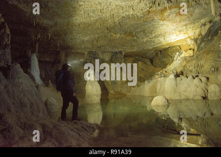 Spéléologue à l'intérieur de Cueva de los cristinos, Navarra (Espagne) Banque D'Images