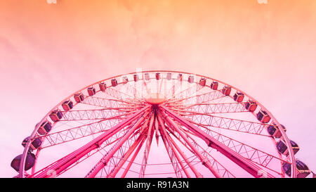 Grande Roue sur Ciel nuageux pendant le coucher du soleil - vintage filtre appliqué Banque D'Images