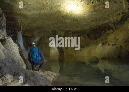 Spéléologue à l'intérieur de Cueva de los cristinos, Navarra (Espagne) Banque D'Images