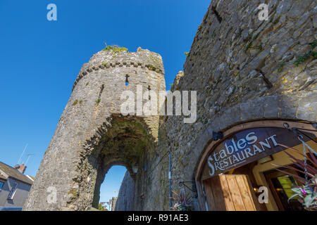 Équitation Restaurant dans le centre historique de la ville de Tenby, murs d'une ville balnéaire fortifiée dans la région de Pembrokeshire, Pays de Galles du Sud, de la côte ouest de la baie de Carmarthen Banque D'Images