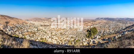 Panorama de Naplouse (Sichem) ou Shomron à partir de la montagne de Garizim sur le coucher du soleil. Banque D'Images