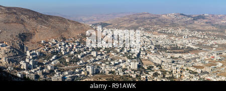 Panorama de Naplouse (Sichem) ou Shomron à partir de la montagne de Garizim sur le coucher du soleil. Banque D'Images