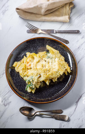 Du Poulet Alfredo crémeux avec des pâtes penne avec du parmesan et du fromage mozzarella et de chapelure panko Banque D'Images