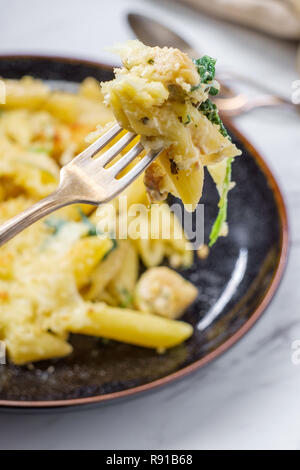 Du Poulet Alfredo crémeux avec des pâtes penne avec du parmesan et du fromage mozzarella et de chapelure panko Banque D'Images