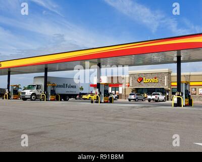Pompes à essence à l'arrêt de l'amour et Country Store, à Moore Haven, près de Clewiston, Florida, USA. Banque D'Images