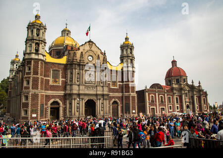 L'ancienne basilique de la Basilique Notre Dame de Guadalupe à Mexico, Mexique Banque D'Images